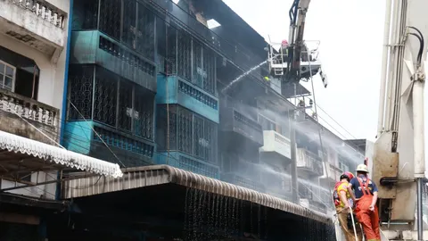 ไฟไหม้โรงงานเทียนไขย่านหนองแขม เพลิงโหมกว่า ชม. เสียหายทั้งหลังวอด 3 คูหา 