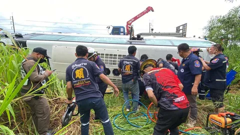 รถทัวร์จีนฝ่าสายฝนพลิกคว่ำ วิ่งจากเกาะเสม็ดไปพัทยา ถูกทับเจ็บ 4 ราย