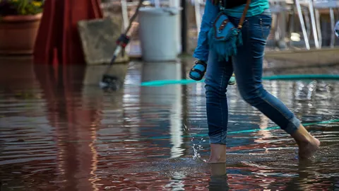 แพทย์ผิวหนัง เผย 6 โรคอันตราย ที่มาพร้อมกับ "ฝน" พร้อมแนะวิธีป้องกัน