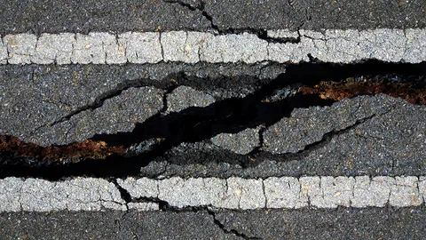 ถนนเลี่ยงเมือง ขอนแก่น ถูกน้ำกัดเซาะโอกาสที่ถนนยุบตัวสูงมาก วอนหน่วยงานตรวจสอบแก้ไขด่วน