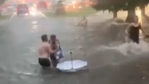 นาทีชีวิต ฟ้าผ่าเปรี้ยง ขณะที่หญิงสาวกำลังวิ่งหลบฝนที่รัสเซีย (คลิป)