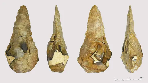 พบวัตถุโบราณเครื่องมือหินชิ้นใหญ่ ยุคก่อนประวัติศาสตร์