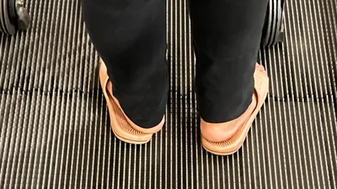 ใช้บันไดเลื่อน-ทางเลื่อน ใส่รองเท้ายางนิ่ม ต้องเพิ่มความระวัง