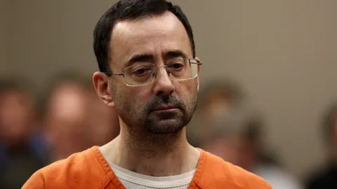 อดีตหมอหื่นทีมยิมนาสติกสหรัฐฯ ถูกเพื่อนร่วมคุกแทงพรุน อาการสาหัส