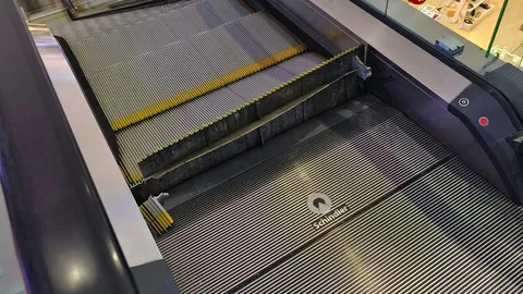 หนุ่มเล่านาทีช็อก บันไดเลื่อนห้างดังชำรุด แผ่นบันไดชนกันเกิดเสียงสนั่น (คลิป)