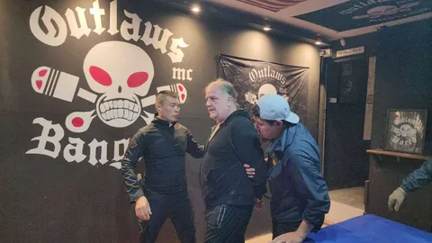 จับ "โอลาฟ" หนึ่งในแก๊งอุ้มฆ่า "ฮันส์ ปีเตอร์"  ได้แล้ว นำตัวสอบชลบุรี (คลิป)