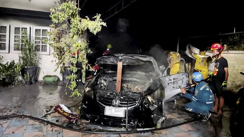 สาวรมควันฆ่าตัว โดนย่างสดแทน พร้อมสุนัขอีก 2 ตัวคาเก๋งจอดในบ้าน