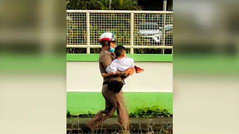 ชื่นชมตำรวจพังงา อุ้มเด็กบาดเจ็บส่ง รพ. คล้ายภาพอนุสาวรีย์ตำรวจ