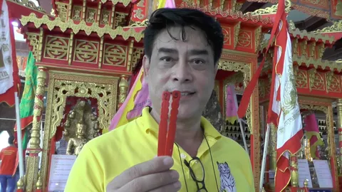 ส่องเลขเด็ด “เล็ก ไอศูรย์” อดีตพระเอกยุค'90 เขย่าเซียมซีศาลเจ้าพ่อนาคราช