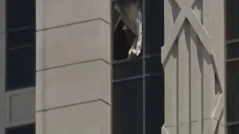 ระทึก หนุ่มคลั่งจับหญิงสาวเป็นตัวประกันที่ รร.ในลาสเวกัส