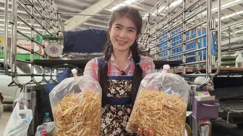 น้องแบม แม่ค้าคนสวยตลาดศรีเมืองราชบุรี ขายขิงและกระชาย น่ารักสดใสดั่งนางฟ้า (คลิป)