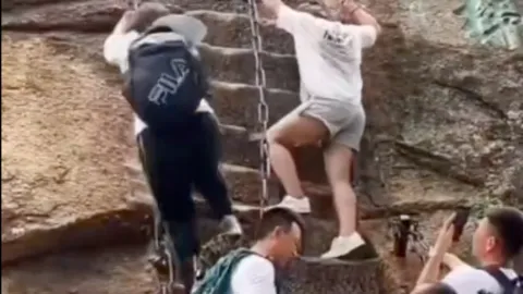 ตื่นตกใจ นทท.หญิงจีนพลัดตกบันไดขึ้นเขาหัวซาน (คลิป)