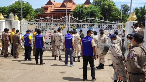 วัดบางคลานวุ่น ฮือต้านไม่ให้เจ้าอาวาสเข้าวัด นอภ.ต้องนำกำลังเปิดทาง (คลิป)