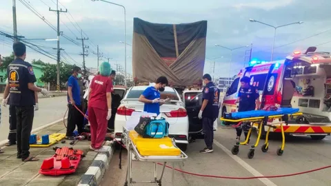 ปลัดอำเภอวังน้ำเย็นขับเก๋งเสยท้ายรถพ่วงดับ อส.มาด้วยบาดเจ็บ 