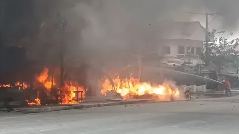 หวิดสยอง ถังแก๊สหุงต้มระเบิดย่านบางบ่อ เพลิงเผาวอดไป 6 หลัง เจ็บ 3 ราย (คลิป)