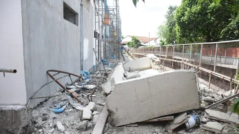 คานปูนระเบียงอาคารถล่มในวัดบางเตย ทับร่างคนงานเมียนมาดับ 1 ศพ เจ็บ 1 ราย