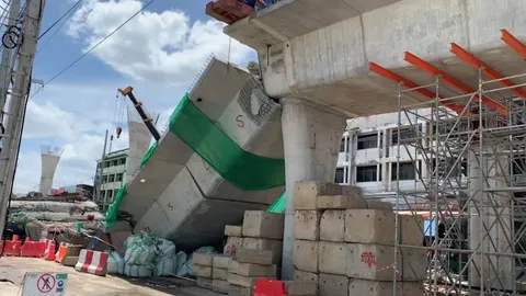 ตำรวจยัน ยังเปิดถนนหลวงแพ่งไม่ได้ รอเคลียร์ทางยกระดับที่ถล่มให้หมดก่อน