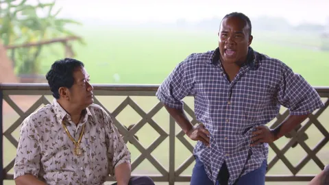 "ผู้ใหญ่ลี ศรีบานเย็น" สนุกสไตล์บ้านทุ่ง รัศมีแข นำทีมตีแผ่ชีวิตผู้นำท้องถิ่น LGBTQ+