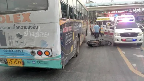 2 นศ.สาว สจล.จยย.ล้ม รถเมล์เบรกไม่ทันทับดับ