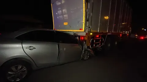 หนุ่มใหญ่ควบเก๋ง ตกหลุมเสียหลัก พุ่งเสยท้ายสิบล้อจอดข้างทางดับสลด