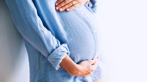 หวั่นเกิดอันตราย หมอแล็บฯ เตือนคลิปไวรัลแม่สายชิลคลอดลูกในน้ำที่บ้าน