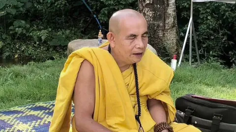 "ครูบาบุญชุ่ม" อาพาธหนัก บินด่วนจากเชียงราย เข้ารักษาตัวในกรุงเทพฯ