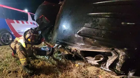 สาวเชียงใหม่ขับกระบะเสียหลักชนเสาไฟพลิกลงร่องกลาง โดนรถทับร่างเจ็บสาหัส