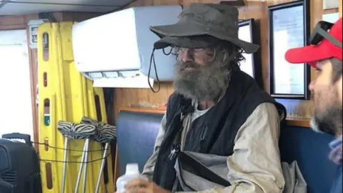 สุดเหลือเชื่อหนุ่มออสซี่กับสุนัขคู่ใจรอดตาย หลังเรือพังลอยกลางทะเลนานกว่า 2 เดือน (คลิป)