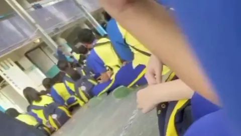 ครูยอมรับผิด คลิปทุบหลังนักเรียนหน้าเสาธง ขอโทษผู้ปกครอง พร้อมลาออกแล้ว