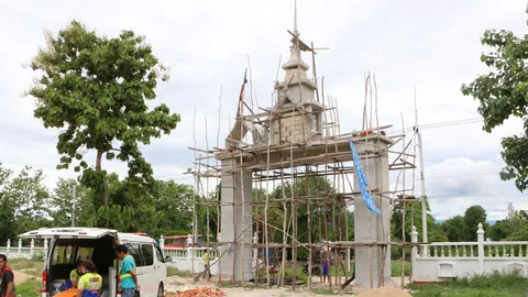 คนงานทำประตูวัด โดนจั่วปูนร่วงอัดหลัง หน้าคว่ำถูกเหล็กเสียบอกตายบนนั่งร้าน