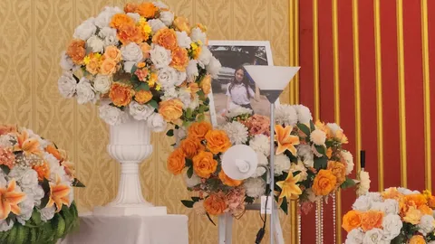 สุดเศร้ารดน้ำศพสาว 21 เหยื่อหึงโหด ที่วัดพระปฐมเจดีย์ ญาติเกรงคนร้ายได้ประกัน