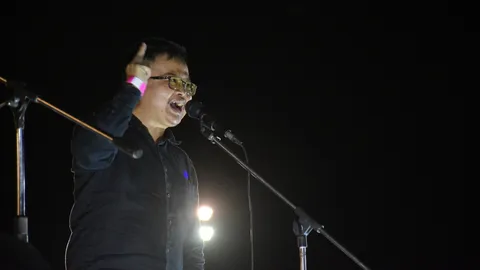 "ทนายอานนท์" ประกาศพร้อมเมื่อไหร่จะบุกทำเนียบ ยื่นคำขาด "เพื่อไทย" ห้ามแตกแถว