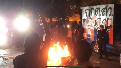 "เชียงใหม่เดือด" ตะเพิด "กกต.-สว." เผาป้ายตะโกนด่า "เผด็จการจงพินาศ"