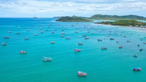 ตื่นตา เรือประมง ทิ้งสมอหลบพายุ เต็มอ่าวแสมสาร ทอดยาวเกือบ 3 กม. (คลิป)