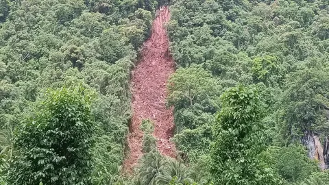 ฝนตกสะสม ดินภูเขาอุ้มน้ำ ถล่มเสียงดังสนั่นที่พังงา  