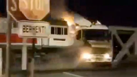 เผยคลิประทึก รถไฟพุ่งชนรถบรรทุกระเบิดไฟลุกในอินโดฯ (คลิป)