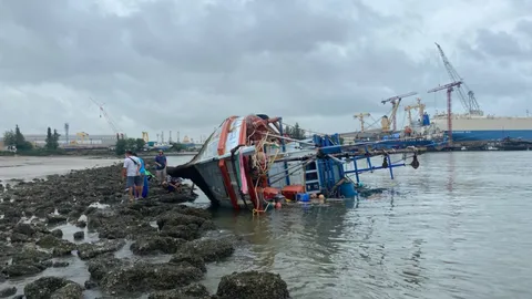 คลื่นลมแรงซัดเรือประมงสมอขาด ลอยกระแทกโขดหิน พังยับทั้งลำ