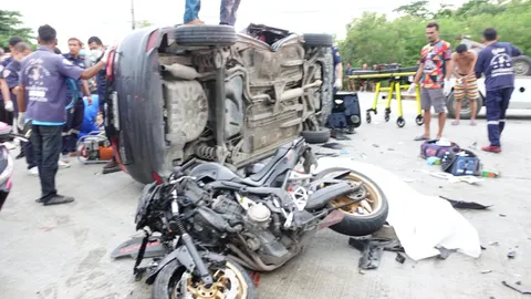 บิ๊กไบค์ชนรถเก๋งพุ่งข้ามถนนตัดหน้า หนุ่ม 26 ตายคาที่