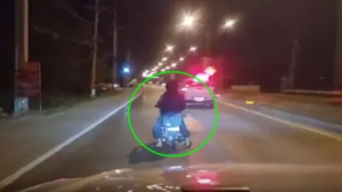 ดวลเดือด ปาบึมปิงปองดังตูมตาม โจ๋กรุงเก่าดุ ตร.ขับรถไล่ล่าระทึก 5 กม. (คลิป)