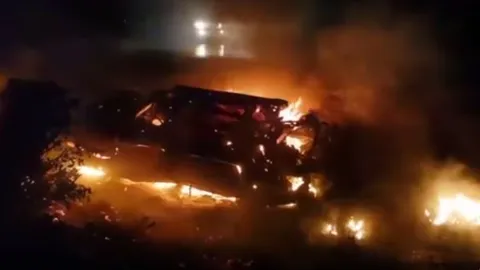 เก๋งฝ่าฝน เสียหลักพลิกคว่ำ ระเบิดตูม-ไฟลุกท่วม คลอกคนขับดับสยอง (คลิป)