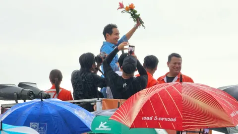 พิธา ยังขลัง แฟนคลับรุมส่งขึ้นรถ พร้อมเล็งเลขทะเบียน 