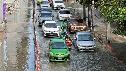 ฝนถล่ม กทม.จมบาดาล ถ.ลาดพร้าว-รัชดา อีกจุดนิคมฯ บางปู ระดับนํ้าสูงครึ่งเมตร