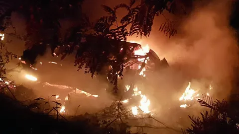 ย่างสด หน.ปกครอง เก๋งเสียหลักพลิกลงร่องถนน หลังคายุบหนีไม่ทันตายทุรน (คลิป)