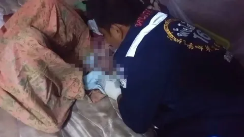 กู้ภัยลพบุรีช่วยทำคลอดทารกชาย หลังแม่วัย 25 อั้นไม่อยู่ในบ้านพักที่ ต.ม่วงค่อม