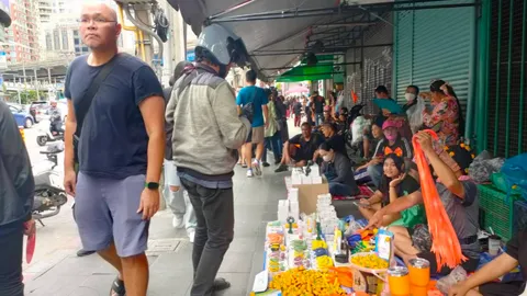 บก.ลายจุด นำทีมงานจัดม็อบ #พร้อม ไฮไลต์มีแปรอักษรบนถนน "พิธา" ไม่ได้ร่วม