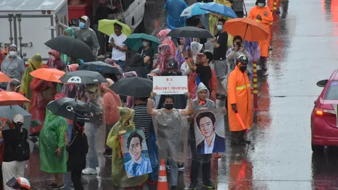 ฝนตกหนัก ม็อบแยกอโศกยังสู้ สวมเสื้อกันฝน-กางร่ม พร้อมร่วมกิจกรรม