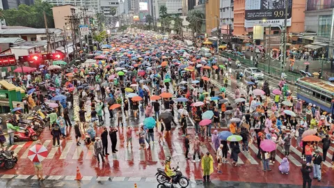 ม็อบแยกอโศก ซัด ต่อไปก็ให้พระโคช่วยเลือกนายกฯ ฝากก้าวไกลอย่าถอย ม.112