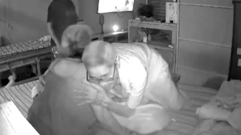 สาวเผยนาทีซึ้งใจ คุณตาป่วยมะเร็งระยะสุดท้าย โผกอดคู่ชีวิต หลังออกจาก รพ.