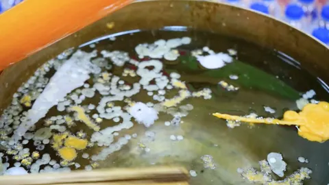 คอหวยแห่ส่อง "เลขเด็ด" ขันน้ำมนต์ พิธีสวดเจริญพระพุทธมนต์วัดดังเมืองคอน