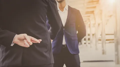 8 สัญญาณเตือนลักษณะของ ‘เพื่อนรักหักเหลี่ยม’ ที่ควรระวัง